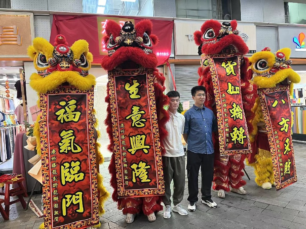 Vehicle traveling data recorder